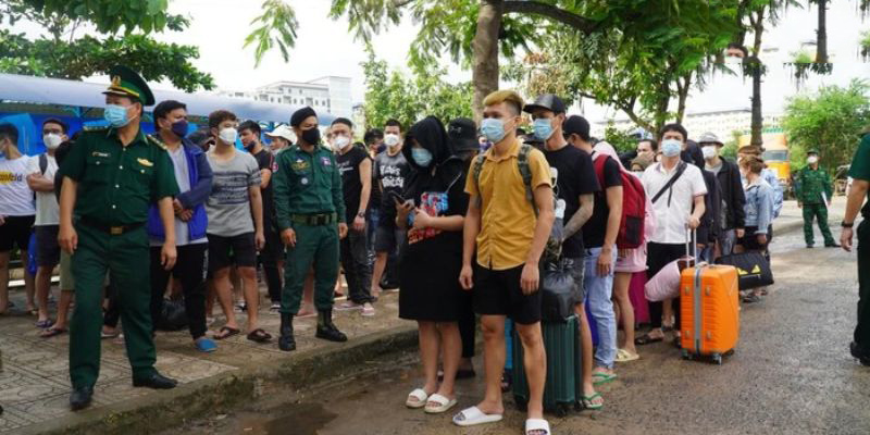 Bộ đội biên phòng Mộc Bài nhận bàn giao người từ Campuchia trong một chiến dịch truy quét cờ bạc trực tuyến bất hợp pháp